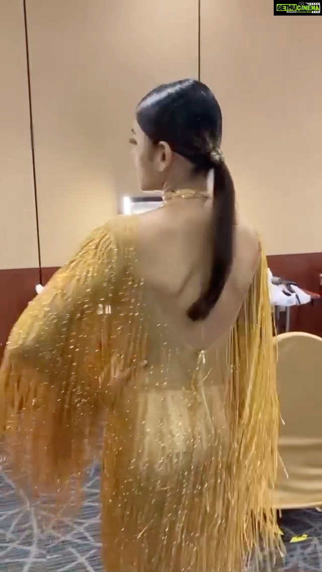 Naira Shah Instagram - Glammed up✨✨✨ @siimawards @vipulchudasamaofficial @mua.vedika #nairashah#2021#goldbaby ✨