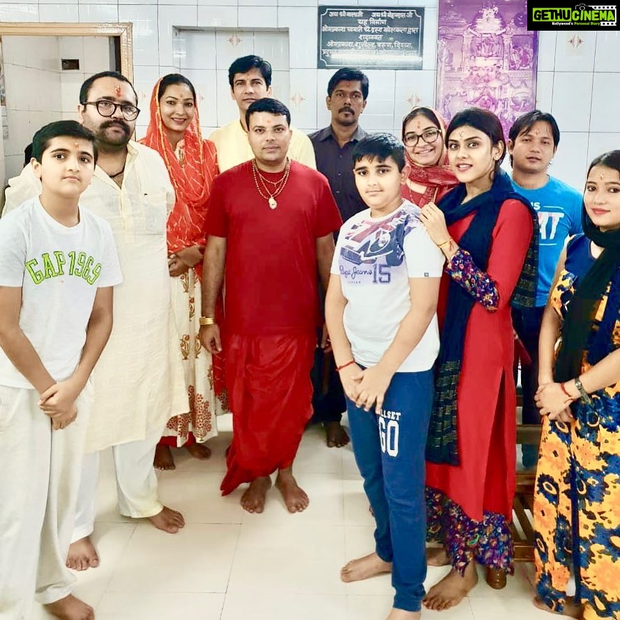 Naira Shah Instagram - What a wonderful Saturday with family!! At Salasar Balaji temple!.. beautiful darshan of Hanumanji on his auspicious day at Salasar balaji!.. #thankyougod#jaihanumanji#blessed#family#saturday#love#godfidence#happy#peace🙏🏻😇 Jaipur, Rajasthan