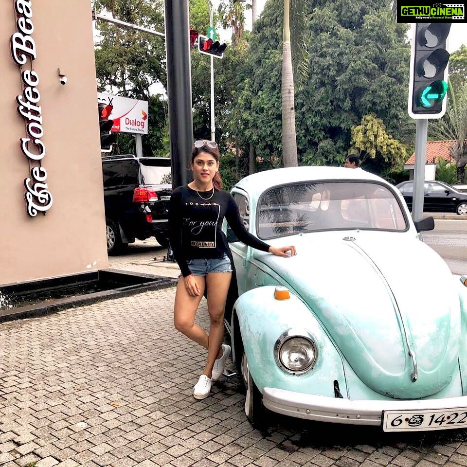 Naira Shah Instagram - The world is full of signals that we don't perceive!....🚦🚦🚦... #befocused#besharp#dontmissthesignals#bealert#holidaymode#colombo#2k18#vintage#car#me#blessed🌈 Colombo, Sri Lanka