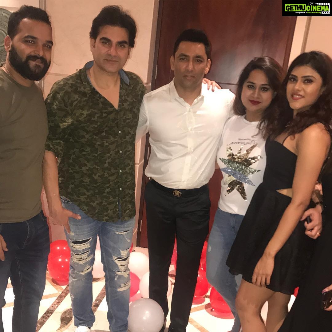 Naira Shah Instagram - Late post!.. what a night❤.. with the birthday boy and friends❤.. #colombo#party#allsmiles#birthdaybash Taj Samudra