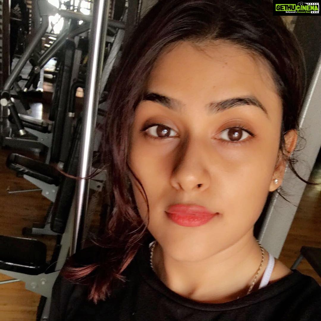 Naira Shah Instagram - Sometimes just keep it raw!.. with your sweat on!.. #no makeup#onlylipstick😋#nofilter#messyhair#postgym#wednesday#blessed🌈#cutness#cute#raw#organic#real#always#lovemyskin#happyskin#natural❤