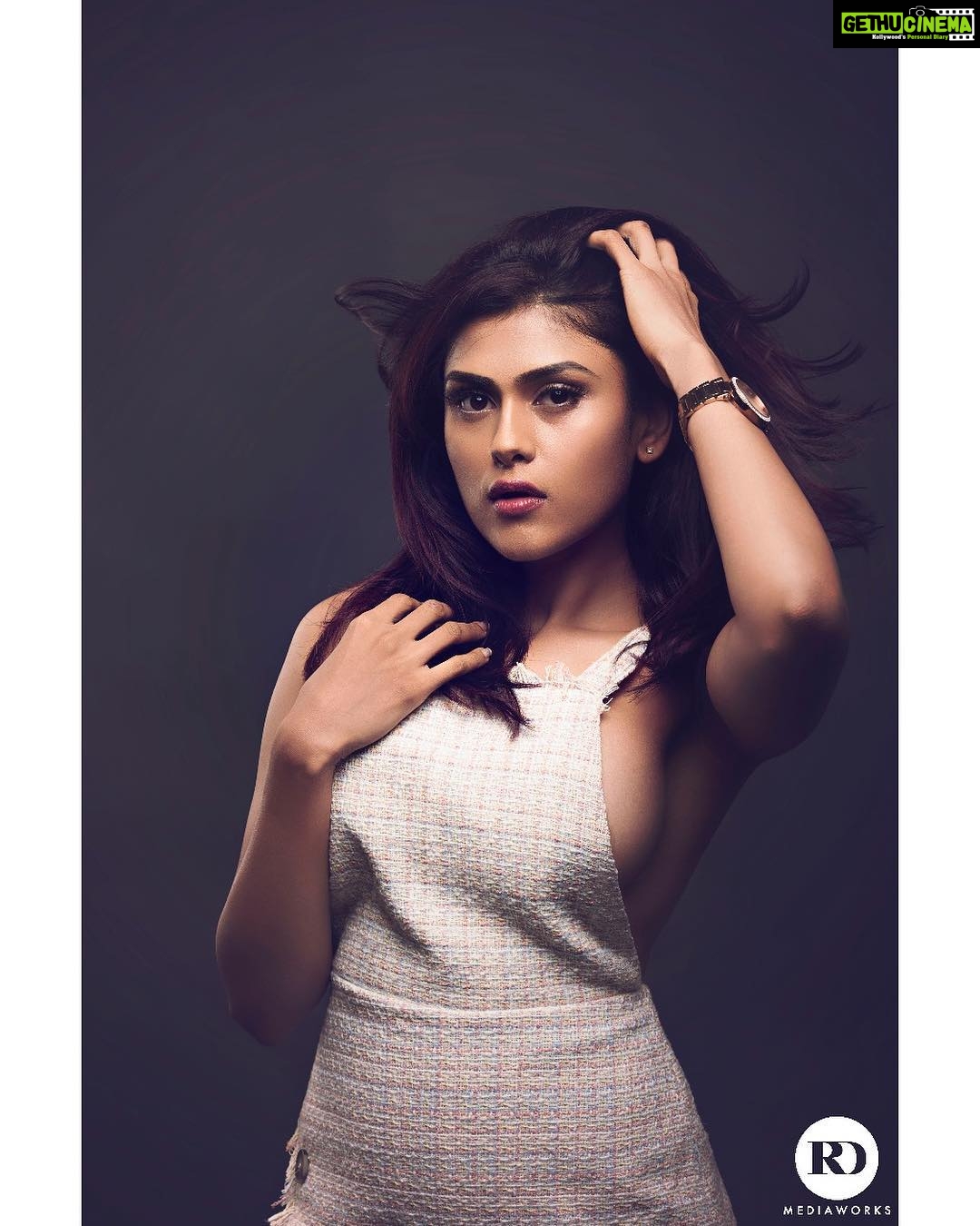 Naira Shah Instagram - Her Mind is Deliciously Improper and Her Body Is an Aphrodisiac ⚡️ #fridaymood#sensual#sexy#my#different#moods#raw#fierce#aphrodisiac⚡️⚡️⚡️⚡️⚡️⚡️⚡️⚡️⚡️⚡️⚡️⚡️ Pic credits- @rishabdahiya Mumbai, Maharashtra