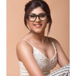 Naira Shah Instagram - All Smiles!!..🍭💕🌈🍒.. #samelook#happy#smiling#smiles#cute#pretty#nerd#look#thursday#allsmiles#😇🌈🌈 Pic credits- @rishabdahiya Mumbai, Maharashtra