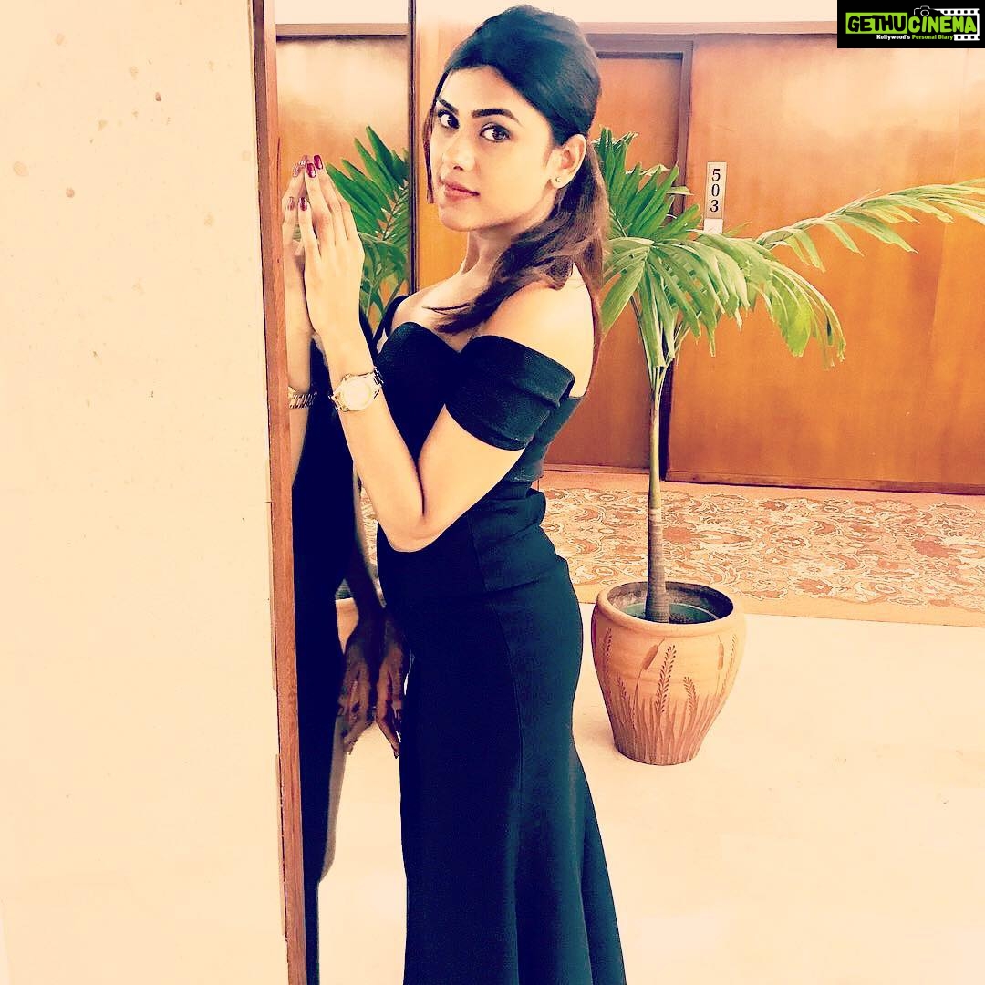 Naira Shah Instagram - ELEGANCE is not about Being Noticed ITS About being REMEMBERED!. HAPPY NEW YEAR 2k19🖤♣️♠️♦️💲 Colombo, Sri Lanka