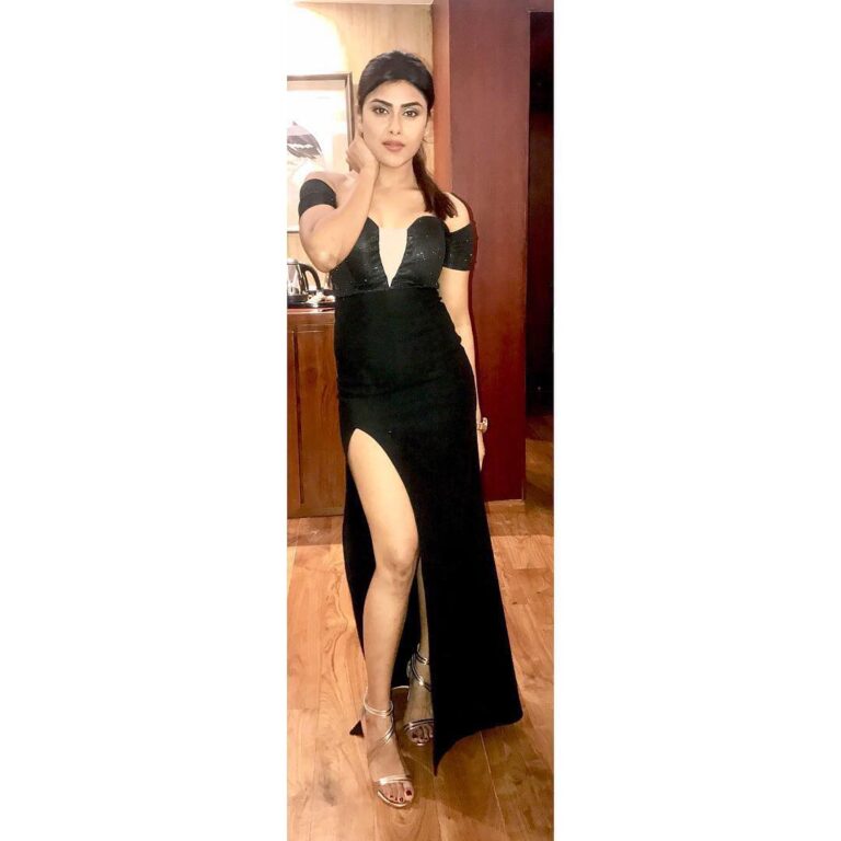 Naira Shah Instagram - ELEGANCE is not about Being Noticed ITS About being REMEMBERED!. HAPPY NEW YEAR 2k19🖤♣️♠️♦️💲 Colombo, Sri Lanka