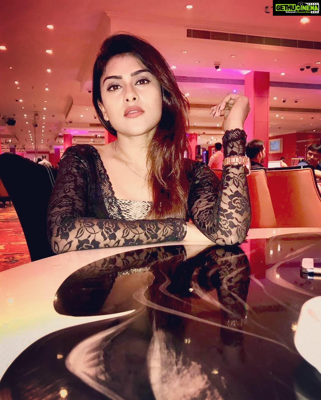 Naira Shah Instagram - 💎💎💎#me#selflove#black#2k18#casino#colombo#beachlife#holidaymood#december#bye2k18#random Colombo, Sri Lanka