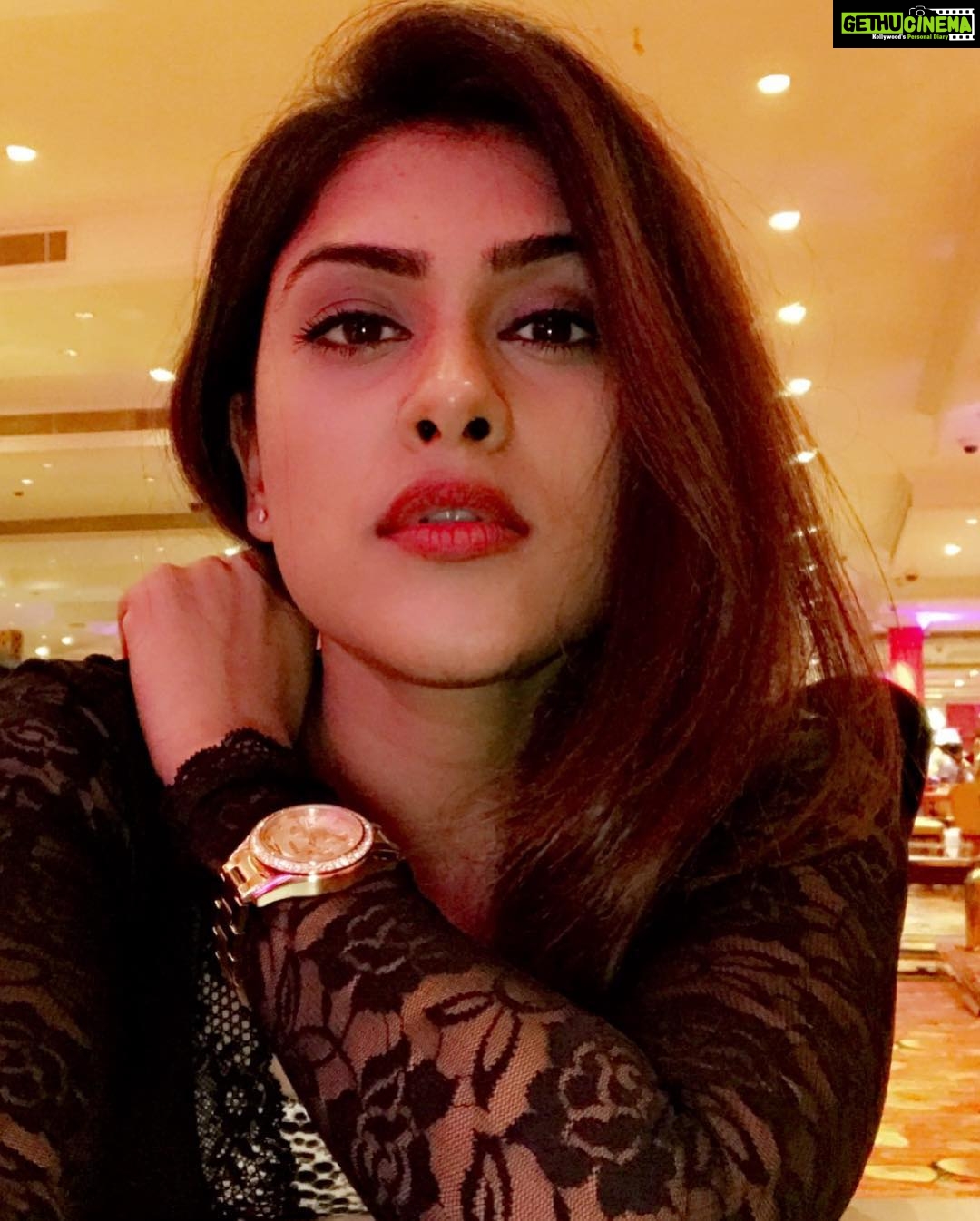 Naira Shah Instagram - 💎💎💎#me#selflove#black#2k18#casino#colombo#beachlife#holidaymood#december#bye2k18#random Colombo, Sri Lanka