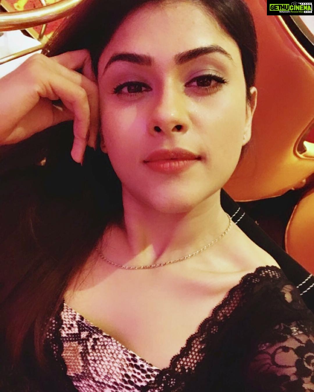 Naira Shah Instagram - 💎💎💎#me#selflove#black#2k18#casino#colombo#beachlife#holidaymood#december#bye2k18#random Colombo, Sri Lanka