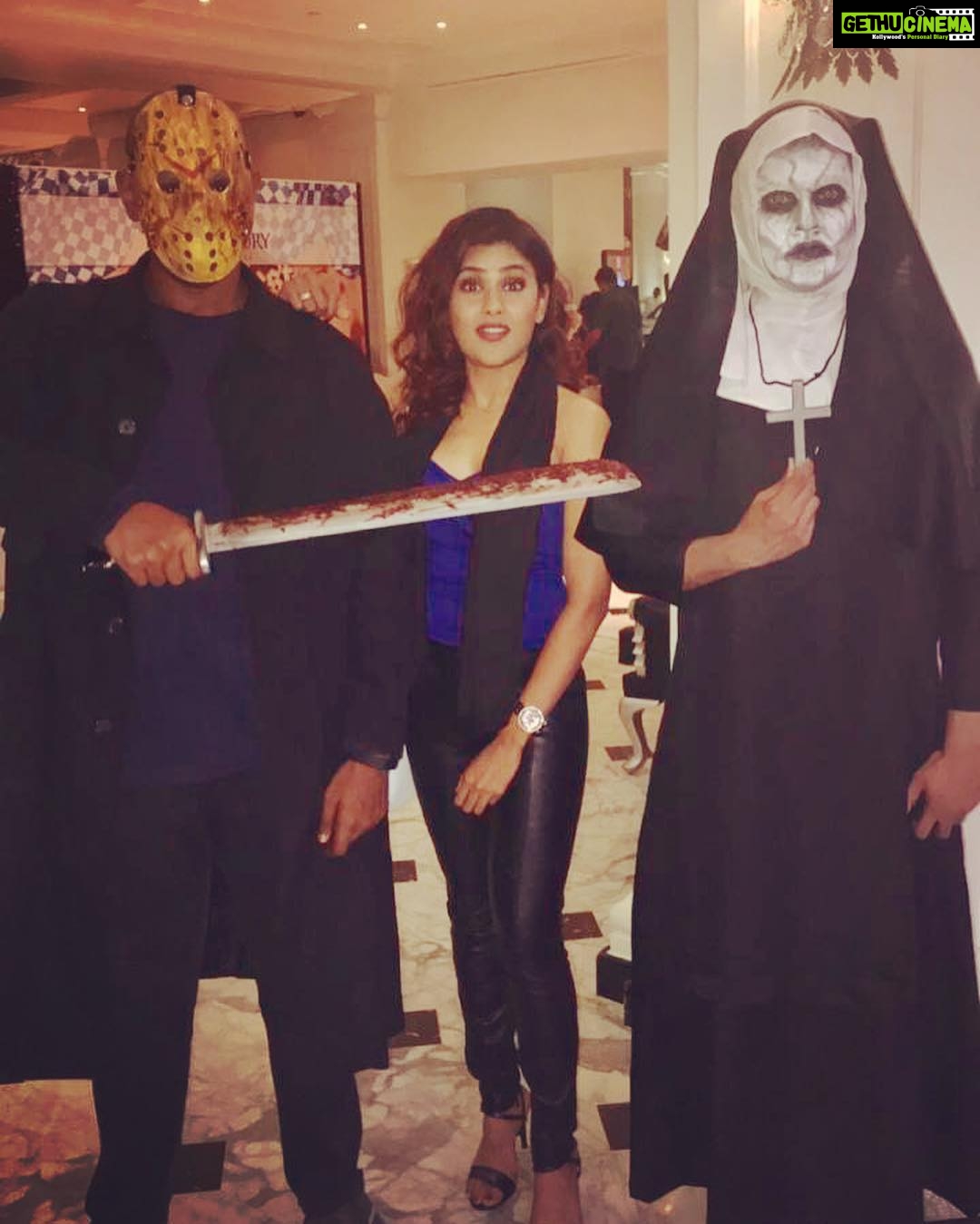 Naira Shah Instagram - Happy Halloween!!. 👻👻👻#halloween2018#thenun#gothic#scary#feels#colombo The Kingsbury Hotel