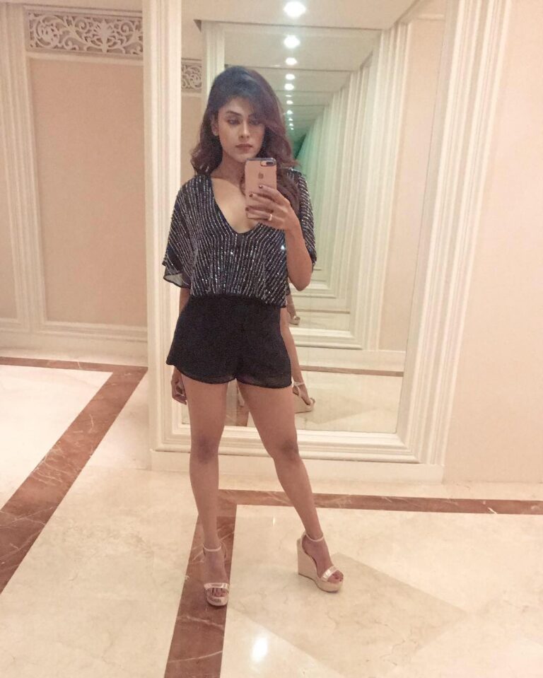 Naira Shah Instagram - SUNSHINE mixed with a little HURRICANE 🌞🌪🌪🌪☀️😇🔥!.. #aboutlastnight#ballyscasino#23rdanniversary#partynight#jazzy#me#cute#hot#whatnot😋#srilanka2018#colombo#black#happyme Ballys Casino Colombo