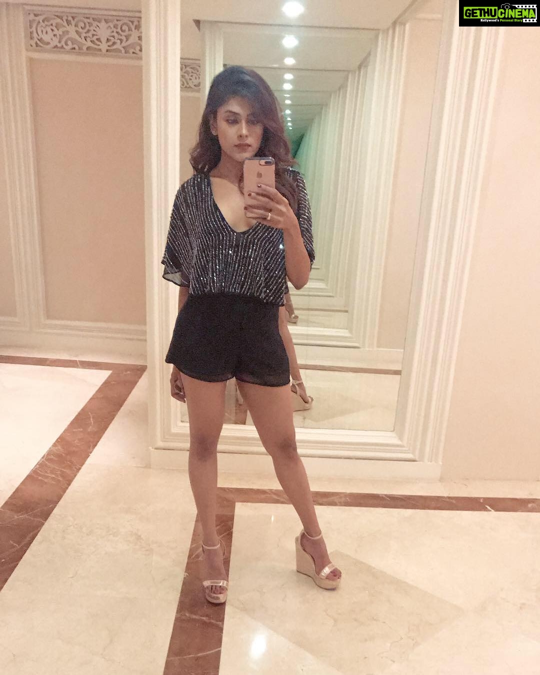 Naira Shah Instagram - SUNSHINE mixed with a little HURRICANE ππͺπͺπͺβοΈππ₯!.. #aboutlastnight#ballyscasino#23rdanniversary#partynight#jazzy#me#cute#hot#whatnotπ#srilanka2018#colombo#black#happyme Ballys Casino Colombo
