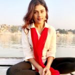 Naira Shah Instagram – The Most Complicated Skill is to be Simpleπ
!.. πβ€ππΌππΌ!.. #simple#morning#sunrise#sunlight#bytheriver#gangariver#feelings#white#red#desiatheart#ethnic#natural#indian Varanasi-Shiv ki nagri