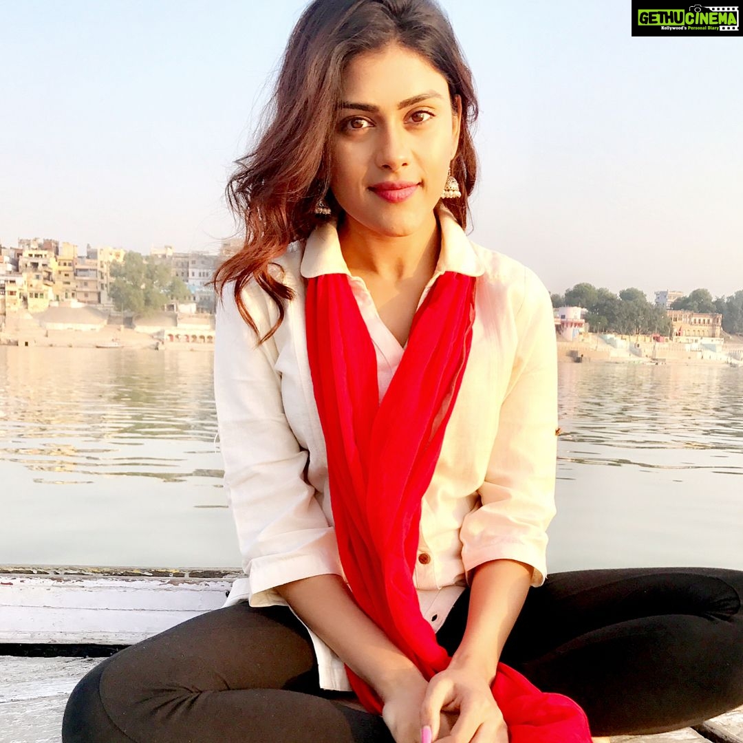 Naira Shah Instagram - The Most Complicated Skill is to be Simpleπ
!.. πβ€ππΌππΌ!.. #simple#morning#sunrise#sunlight#bytheriver#gangariver#feelings#white#red#desiatheart#ethnic#natural#indian Varanasi-Shiv ki nagri