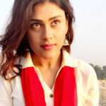 Naira Shah Instagram – The Most Complicated Skill is to be Simple😅!.. 😇❤💁🏼💁🏼!.. #simple#morning#sunrise#sunlight#bytheriver#gangariver#feelings#white#red#desiatheart#ethnic#natural#indian Varanasi-Shiv ki nagri