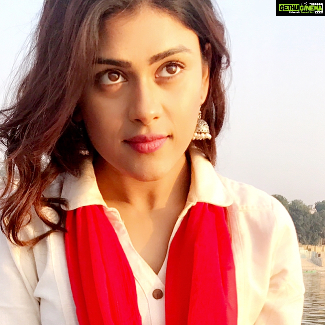 Naira Shah Instagram - The Most Complicated Skill is to be Simpleπ
!.. πβ€ππΌππΌ!.. #simple#morning#sunrise#sunlight#bytheriver#gangariver#feelings#white#red#desiatheart#ethnic#natural#indian Varanasi-Shiv ki nagri