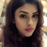 Naira Shah Instagram - Shooting with Sanjay dutt and Priyadarshan sir!.. for an add film!.. coming sooooon!.. #me#pretty#sanjubaba#priyansir#two#legends#blessed#thankyougod#thankyouallah🙏🏻😇!.. Grand Hyatt Mumbai