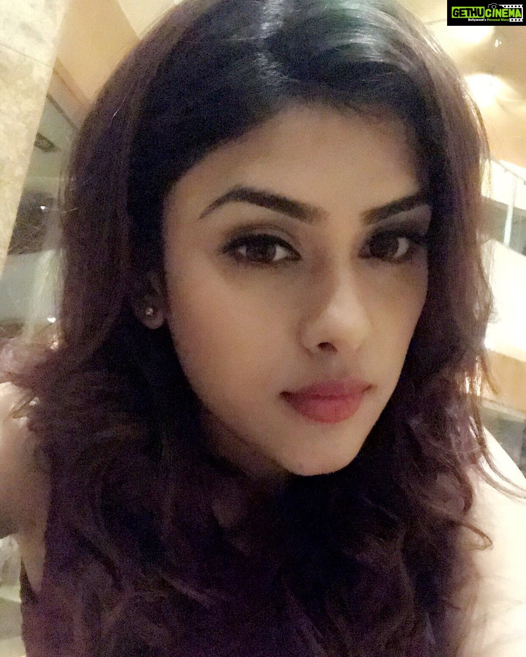 Naira Shah Instagram - Shooting with Sanjay dutt and Priyadarshan sir!.. for an add film!.. coming sooooon!.. #me#pretty#sanjubaba#priyansir#two#legends#blessed#thankyougod#thankyouallah🙏🏻😇!.. Grand Hyatt Mumbai