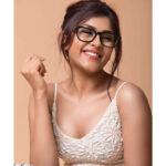 Naira Shah Instagram - All Smiles!!..🍭💕🌈🍒.. #samelook#happy#smiling#smiles#cute#pretty#nerd#look#thursday#allsmiles#😇🌈🌈 Pic credits- @rishabdahiya Mumbai, Maharashtra