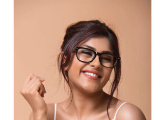 Naira Shah Instagram - All Smiles!!..🍭💕🌈🍒.. #samelook#happy#smiling#smiles#cute#pretty#nerd#look#thursday#allsmiles#😇🌈🌈 Pic credits- @rishabdahiya Mumbai, Maharashtra