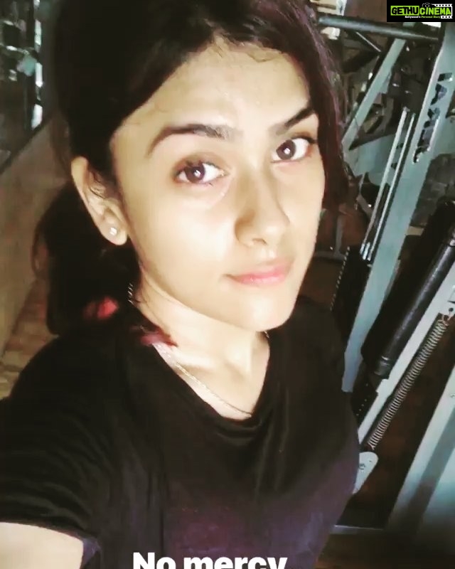 Naira Shah Instagram - No mercy during workout!.. #keepgoing#dontstop.. dont talk... dont get distracted.. dont look around... just workout💯💪🏼... FOCUS Mumbai, Maharashtra