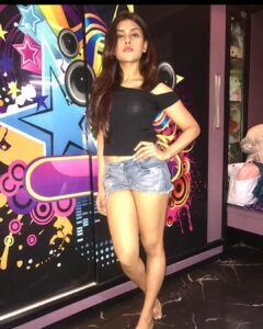 Naira Shah Instagram - Let the Others have the beauty! I HaVE got The Charisma!!😉💎💎...#weekendvibes#myroom Mumbai, Maharashtra