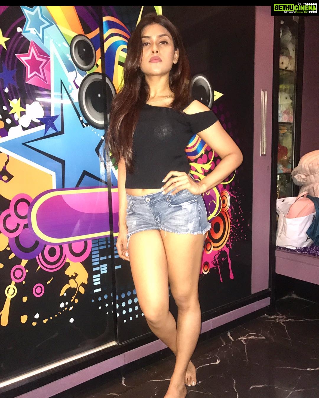 Naira Shah Instagram - Let the Others have the beauty! I HaVE got The Charisma!!😉💎💎...#weekendvibes#myroom Mumbai, Maharashtra