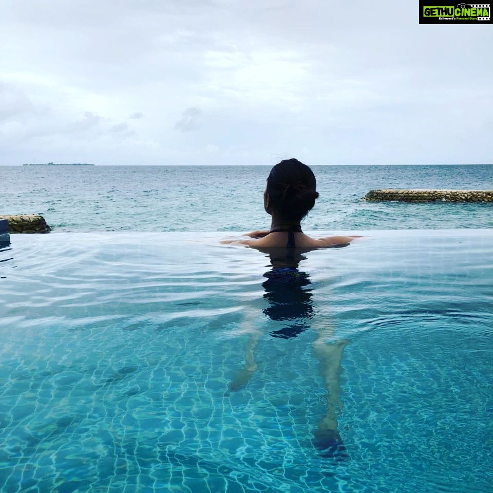 Naira Shah Instagram - You can never cross the ocean.. until you hav the courage to loose sight of the shore....#blue#water#life... love water❤....#maldives#waterbaby#peace#life#2k18 Amaya Resort Kuda Rah