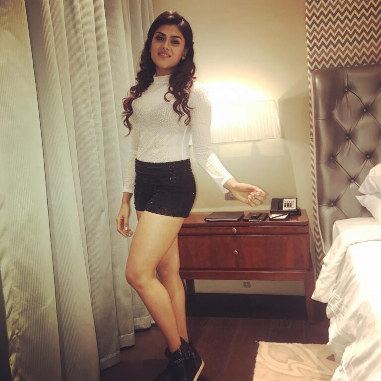 Naira Shah Instagram - No one ElSe IS YOU and that is your POWER😍❤💯😇.. #thankyougod#aboutyesterday#preperformance#danceready#cuteme🙊🙈😘😘 Taj Samudra