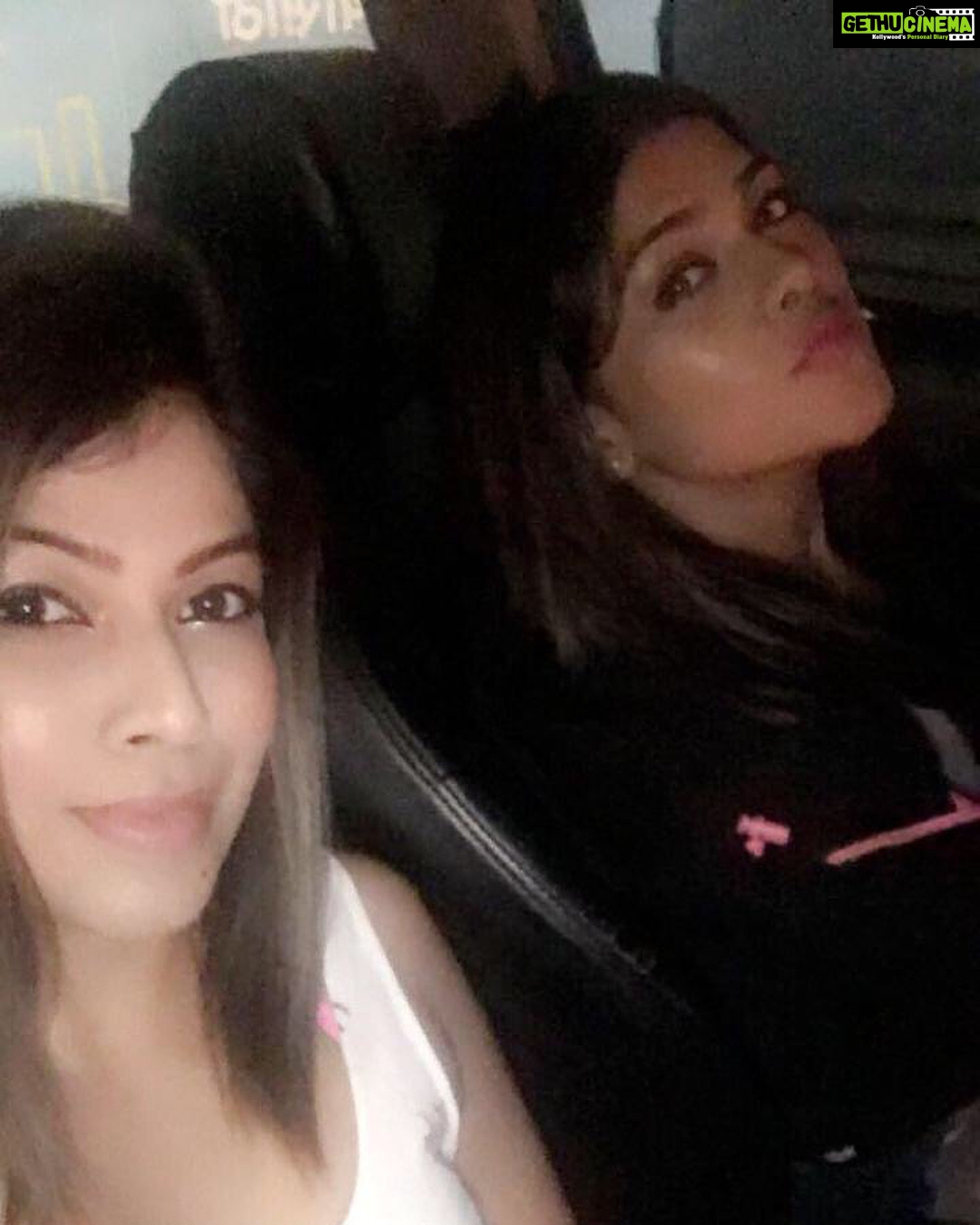 Naira Shah Instagram - Party is on bro!😛💯!! #nairashah#mumbai#nightlife#widmybro#enjoying#breaktime#just#fun#eatsleepraverepeat❤😍😍! @tina Yeda Republic