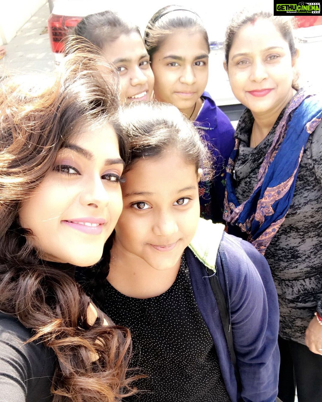 Naira Shah Instagram - Wen u see pride in the eyes of your family!! Love u all!! Will always be there !!! #blessed#thankyougod#goodkidme😜#eee#tollywood#2k17.. very happy wid my movie response... my acting is being appreciated.. #satisfied!! Gem of Hyderabad