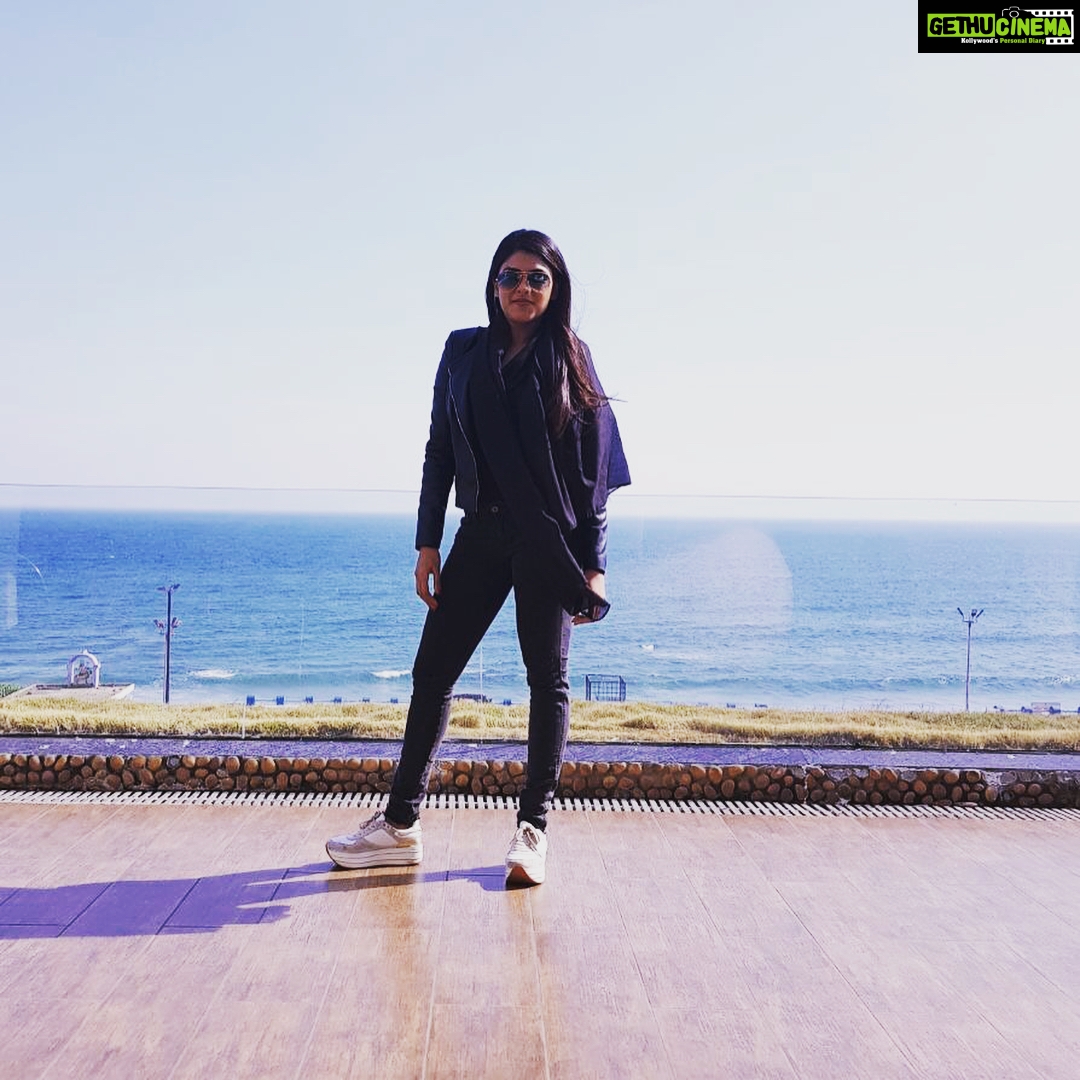 Naira Shah Instagram - Hear the breezeeeee!! #vizag#tollywood #promotions#tollywood#eee#22nd#2k17#nairashah...wait for meπππππππ Novotel Visakhapatnam Varun Beach
