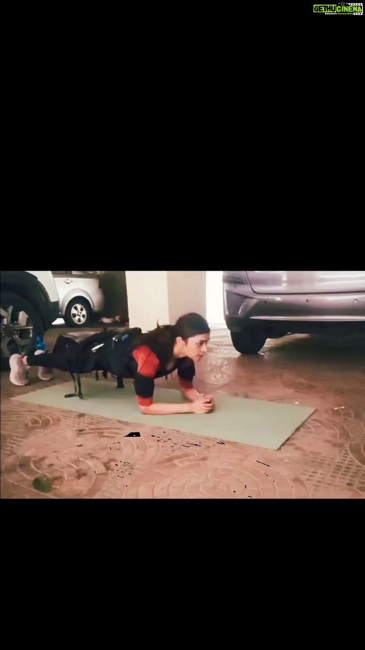 Naira Shah Instagram - Backyard workout continues! 🙈! @the_mskhan @tc1_ems #grind#sweat#keepgoing #nairashah#2021#beastmodeactivated