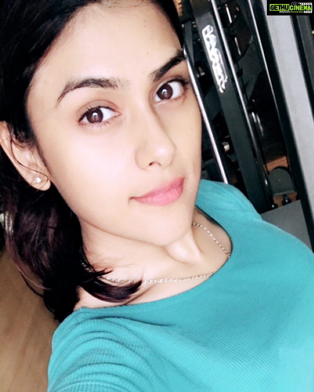Naira Shah Instagram - Smile its Saturday💯💯😋.. #intsamood#saturday#vibes#happy#weekend#smile#makeotherssmile😇 Mumbai, Maharashtra