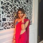 Naira Shah Instagram - Pink is a feeling! On sets shenanigans💐 #desigirl#sareelove#tamilcinema##shootlife#2022#nairashah Hyderabad
