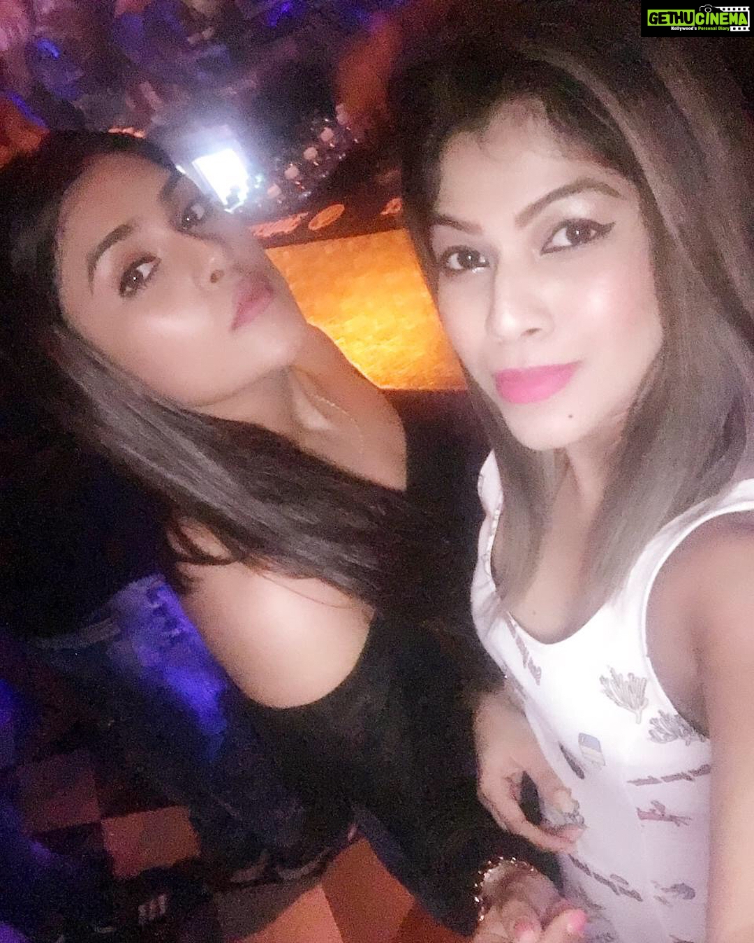 Naira Shah Instagram - Party is on bro!😛💯!! #nairashah#mumbai#nightlife#widmybro#enjoying#breaktime#just#fun#eatsleepraverepeat❤😍😍! @tina Yeda Republic