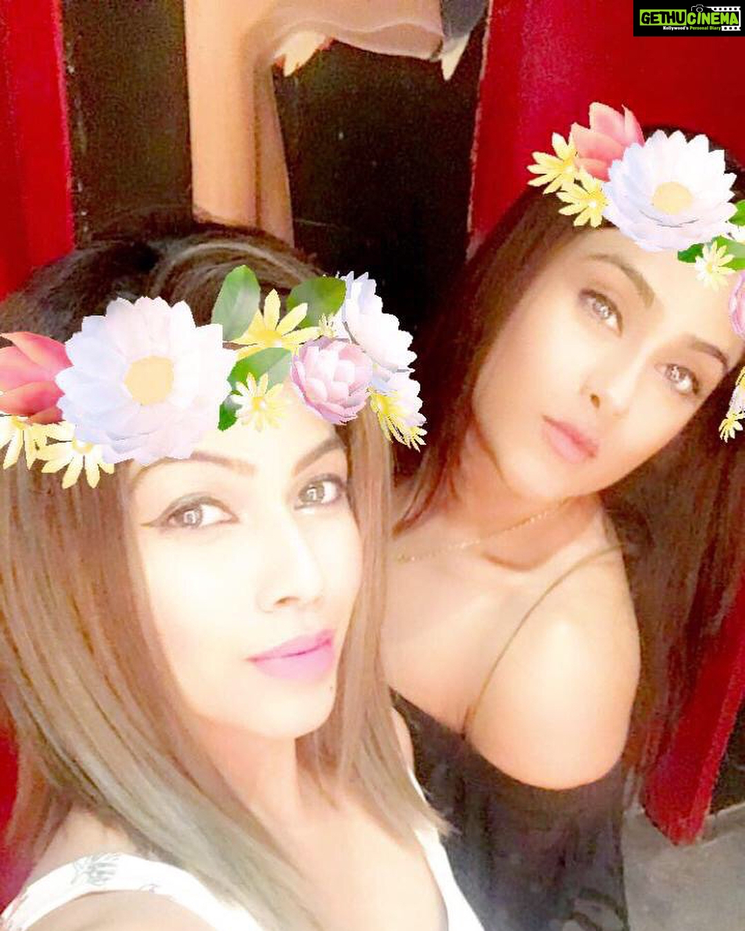 Naira Shah Instagram - Party is on bro!😛💯!! #nairashah#mumbai#nightlife#widmybro#enjoying#breaktime#just#fun#eatsleepraverepeat❤😍😍! @tina Yeda Republic