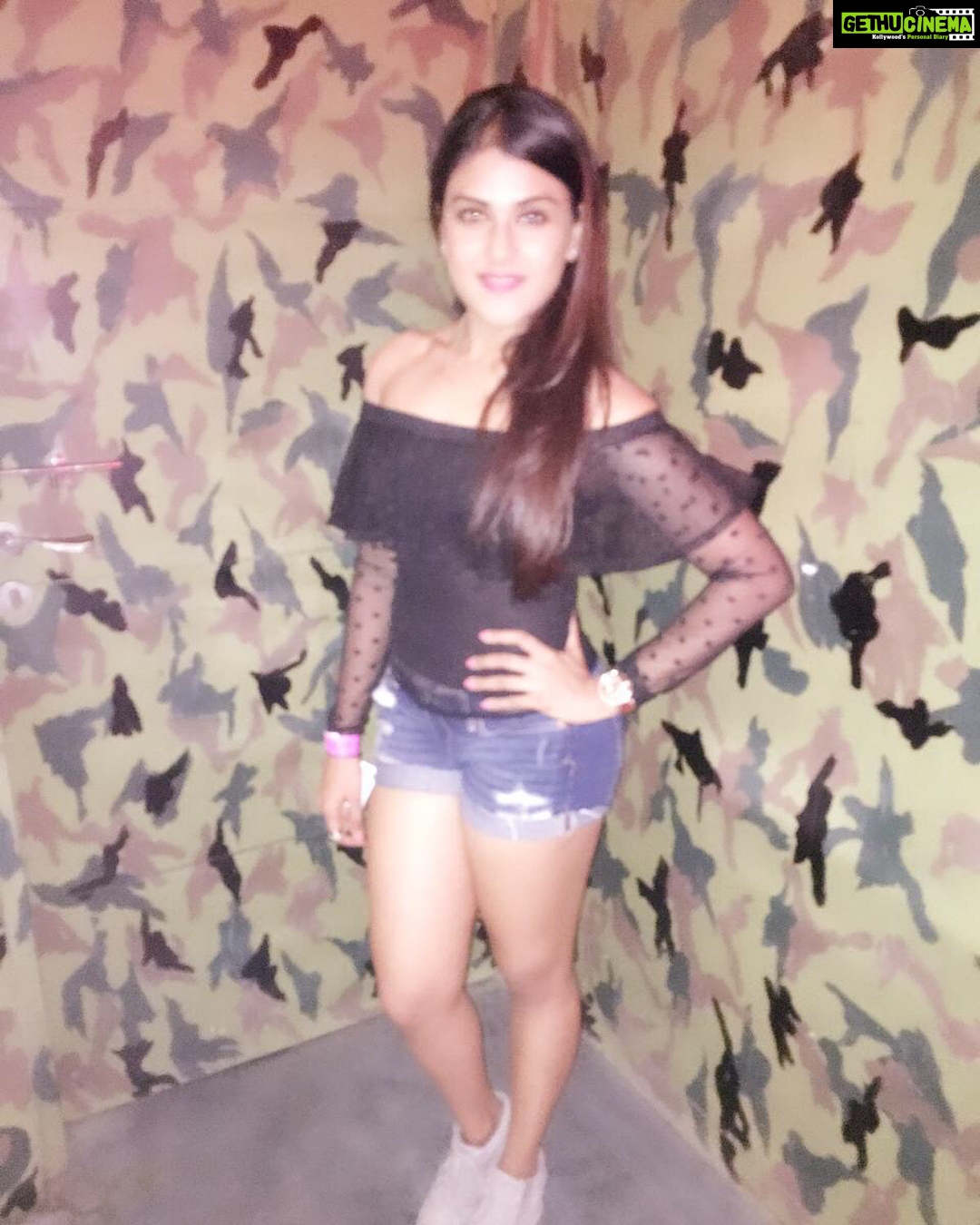 Naira Shah Instagram - Party is on bro!😛💯!! #nairashah#mumbai#nightlife#widmybro#enjoying#breaktime#just#fun#eatsleepraverepeat❤😍😍! @tina Yeda Republic