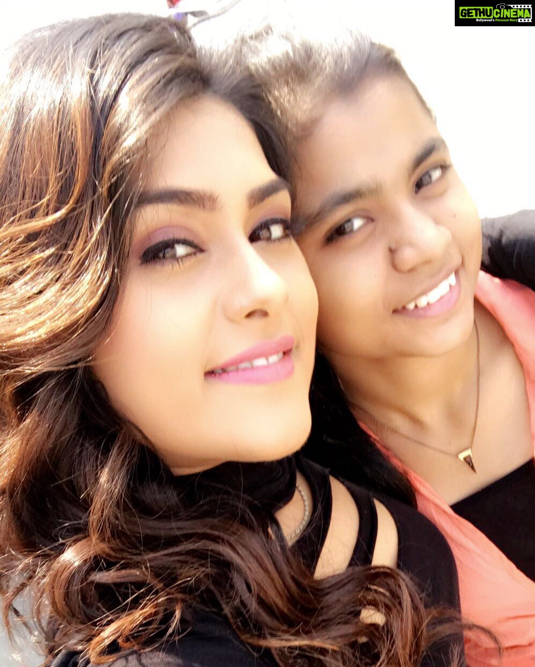 Naira Shah Instagram - Wen u see pride in the eyes of your family!! Love u all!! Will always be there !!! #blessed#thankyougod#goodkidme😜#eee#tollywood#2k17.. very happy wid my movie response... my acting is being appreciated.. #satisfied!! Gem of Hyderabad