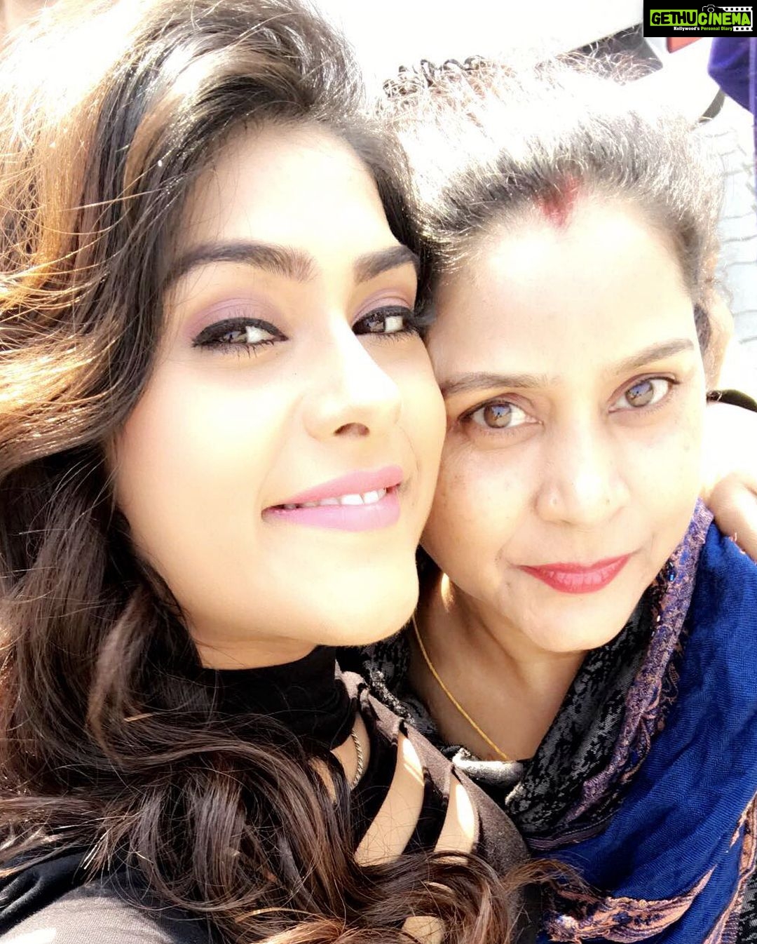 Naira Shah Instagram - Wen u see pride in the eyes of your family!! Love u all!! Will always be there !!! #blessed#thankyougod#goodkidme😜#eee#tollywood#2k17.. very happy wid my movie response... my acting is being appreciated.. #satisfied!! Gem of Hyderabad