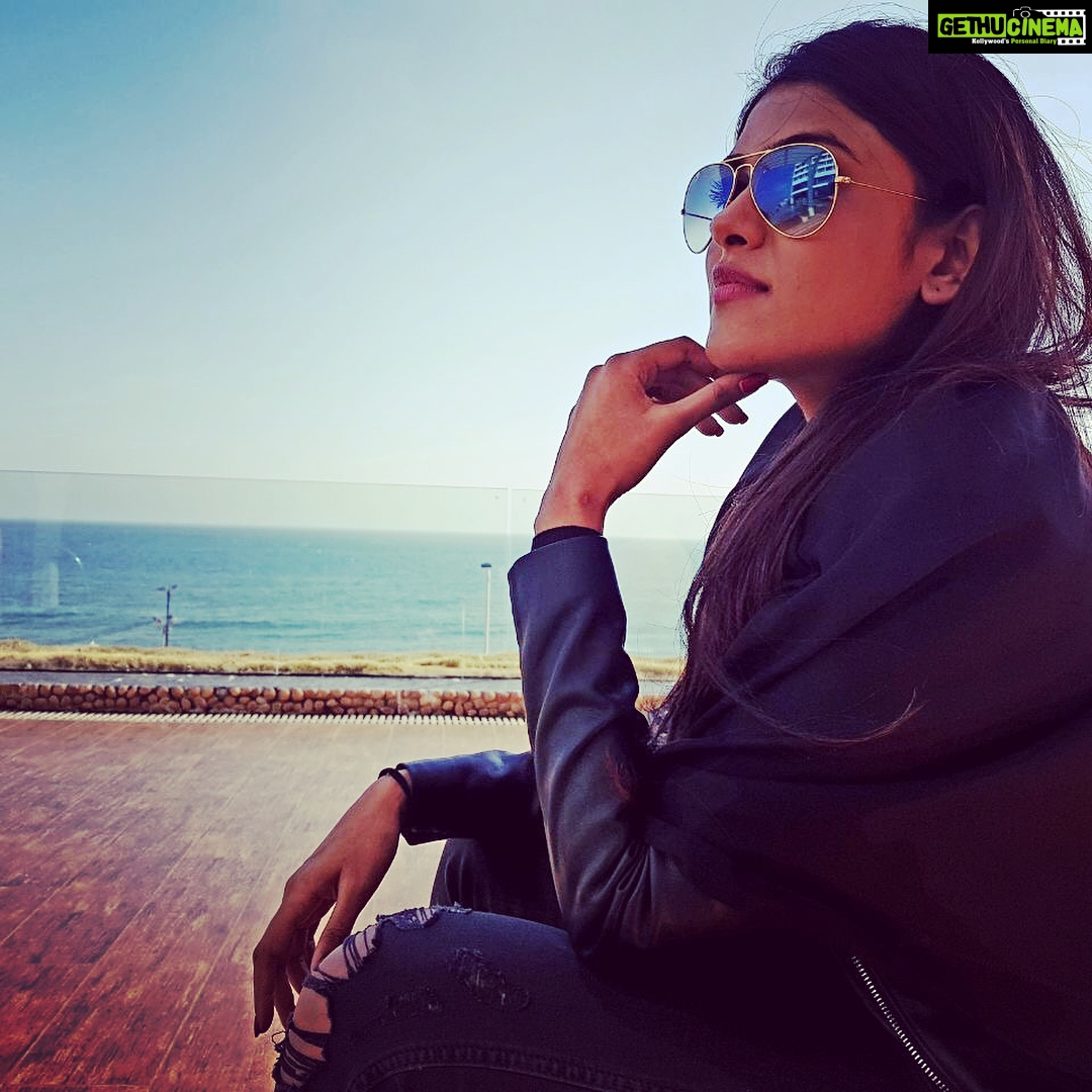 Naira Shah Instagram - Hear the breezeeeee!! #vizag#tollywood #promotions#tollywood#eee#22nd#2k17#nairashah...wait for meπππππππ Novotel Visakhapatnam Varun Beach