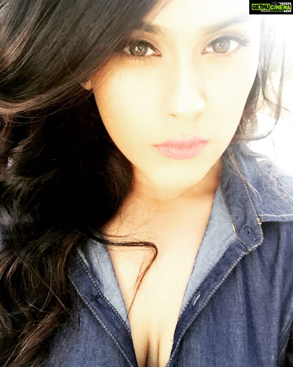 Naira Shah Instagram - 2nd schedule successfully completed!! Party mode on !! Mumbai here i come Me so sexy!πππβ€οΈ!#sexy#me#pretty#hot#dat#look#shootlife#lovemyjob#so#blessedπππ! #likes#follow