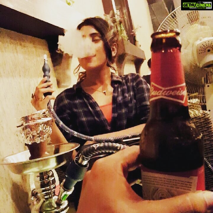 Naira Shah Instagram - #candid#hookah#random#nomakeup#chilling#nice#shot#hot#me#likes#follow#instapic#happy#monday! Photo credits @jaysinghrajpoot ππβΊοΈπ Sirocco