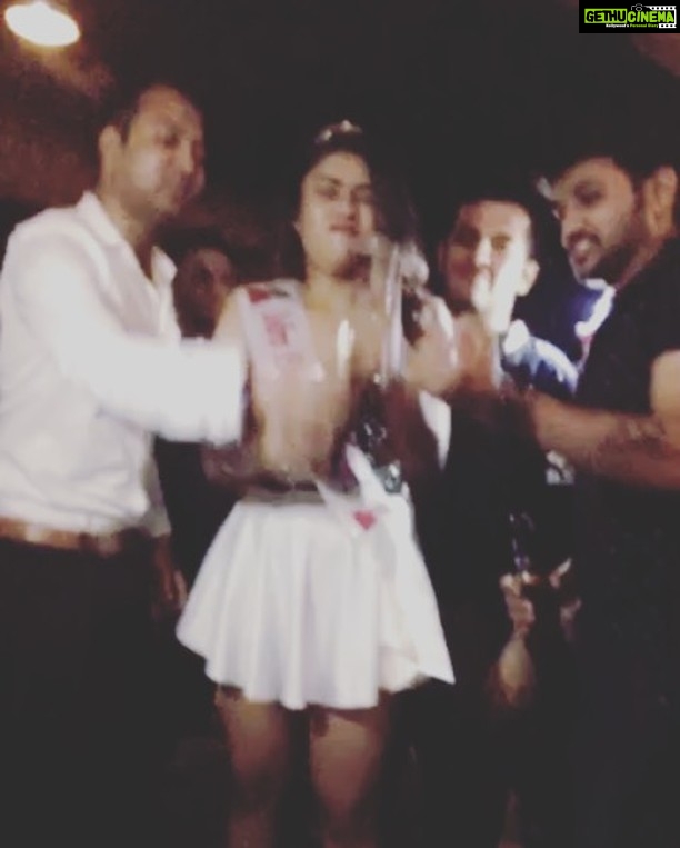 Naira Shah Instagram - My birthday party!! My friends and family made me feel like princess!!😇! Lucky to hav u all! ! #champaign#prettyme#brother#family#friends#Radda#cute#me!#birthdaygirl#blessed R-Adda