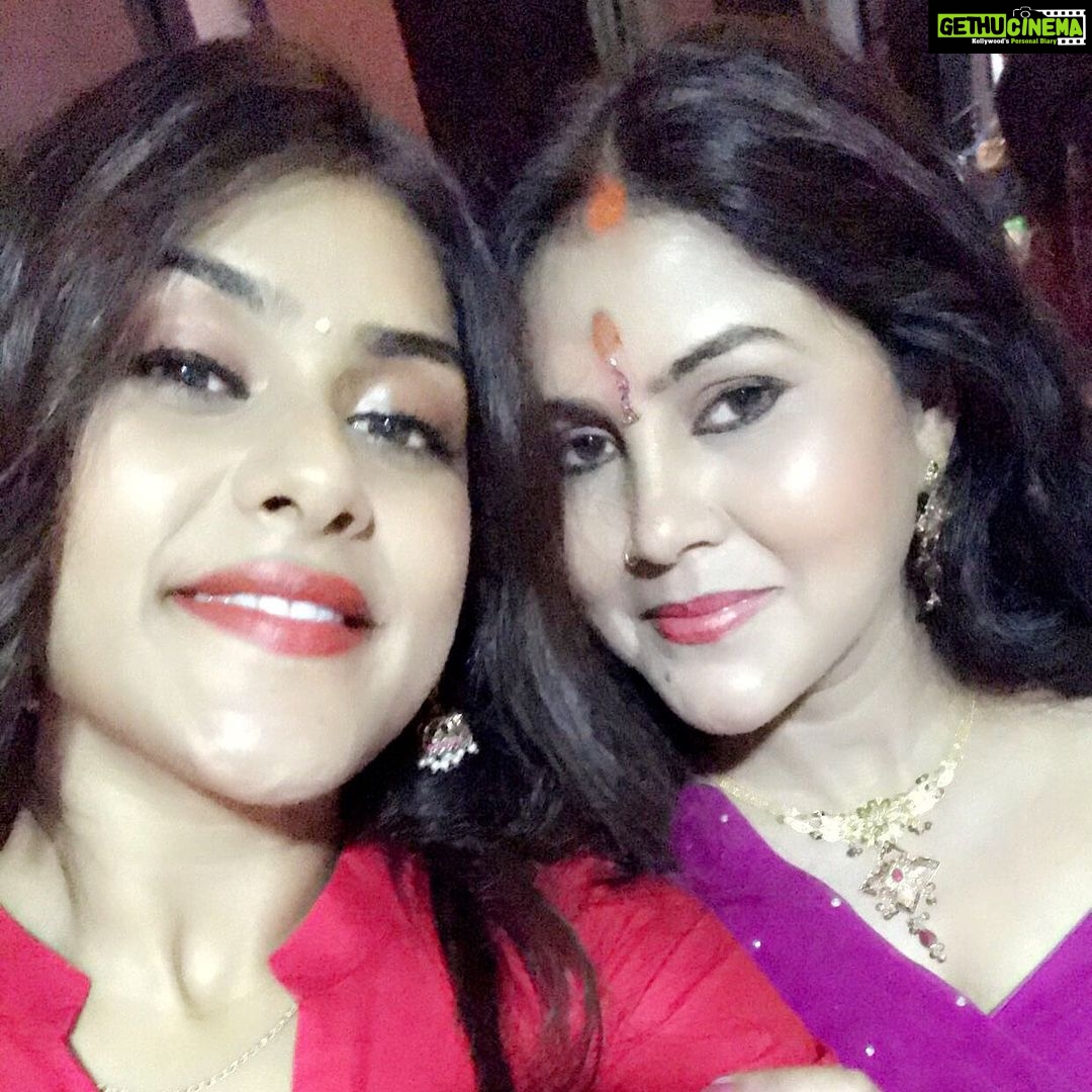 Naira Shah Instagram - Ganesh chaturti 2k17!! Wid my close n loved ones!! Thank you bappa for everything!! #lucky#blessed#sohappy keep blessing like this!! #myecofriendly gannuji!! #love