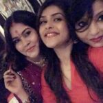 Naira Shah Instagram - Ganesh chaturti 2k17!! Wid my close n loved ones!! Thank you bappa for everything!! #lucky#blessed#sohappy keep blessing like this!! #myecofriendly gannuji!! #love