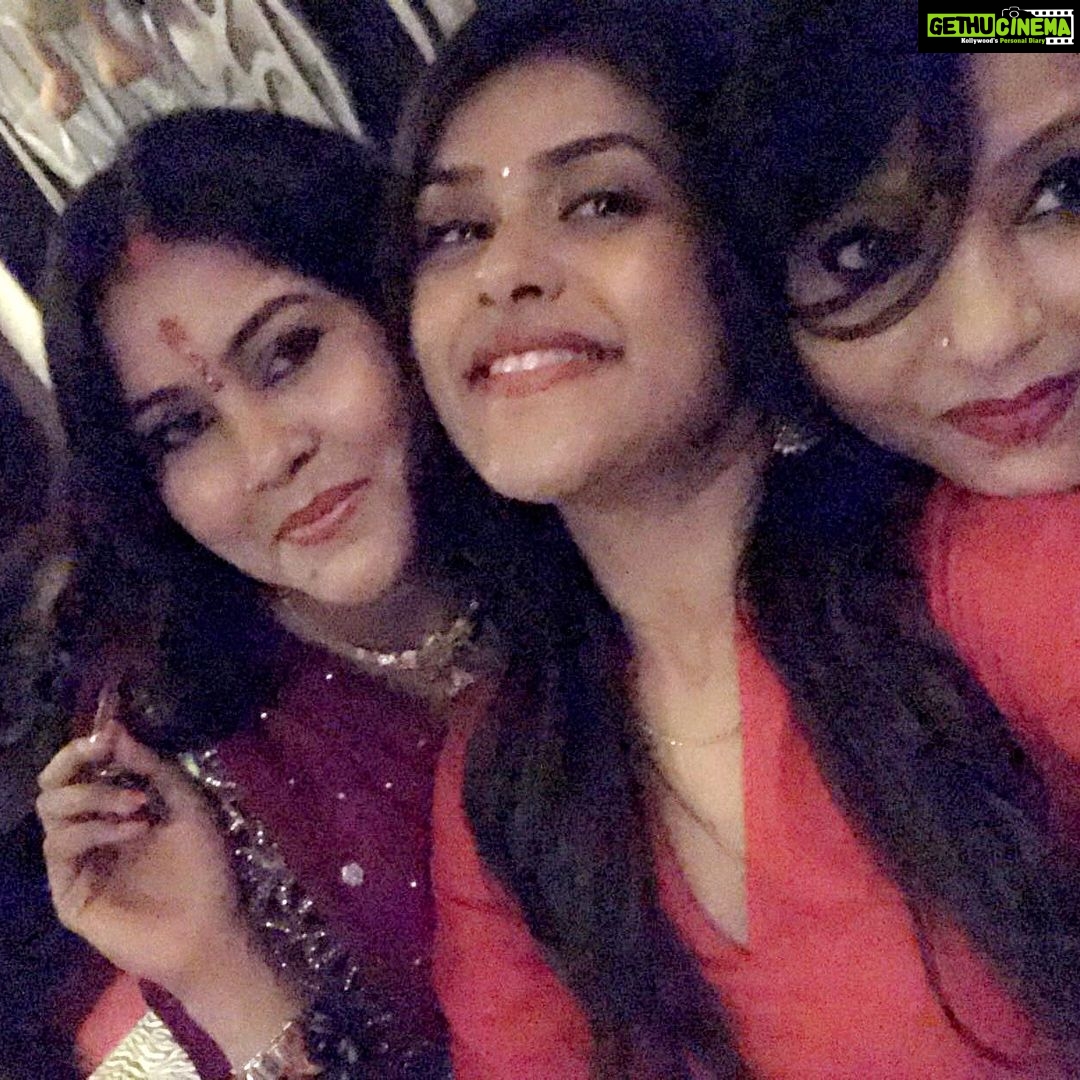 Naira Shah Instagram - Ganesh chaturti 2k17!! Wid my close n loved ones!! Thank you bappa for everything!! #lucky#blessed#sohappy keep blessing like this!! #myecofriendly gannuji!! #love