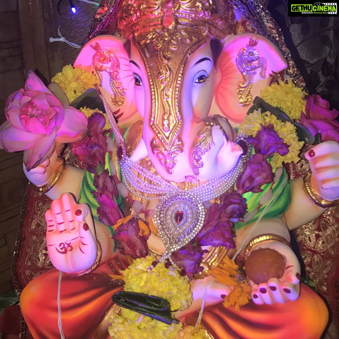 Naira Shah Instagram - Ganesh chaturti 2k17!! Wid my close n loved ones!! Thank you bappa for everything!! #lucky#blessed#sohappy keep blessing like this!! #myecofriendly gannuji!! #love