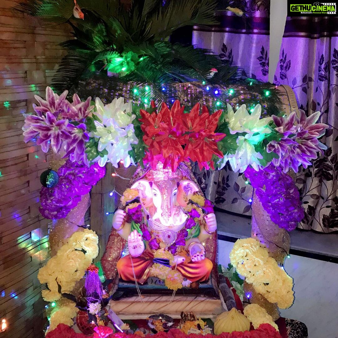 Naira Shah Instagram - Ganesh chaturti 2k17!! Wid my close n loved ones!! Thank you bappa for everything!! #lucky#blessed#sohappy keep blessing like this!! #myecofriendly gannuji!! #love