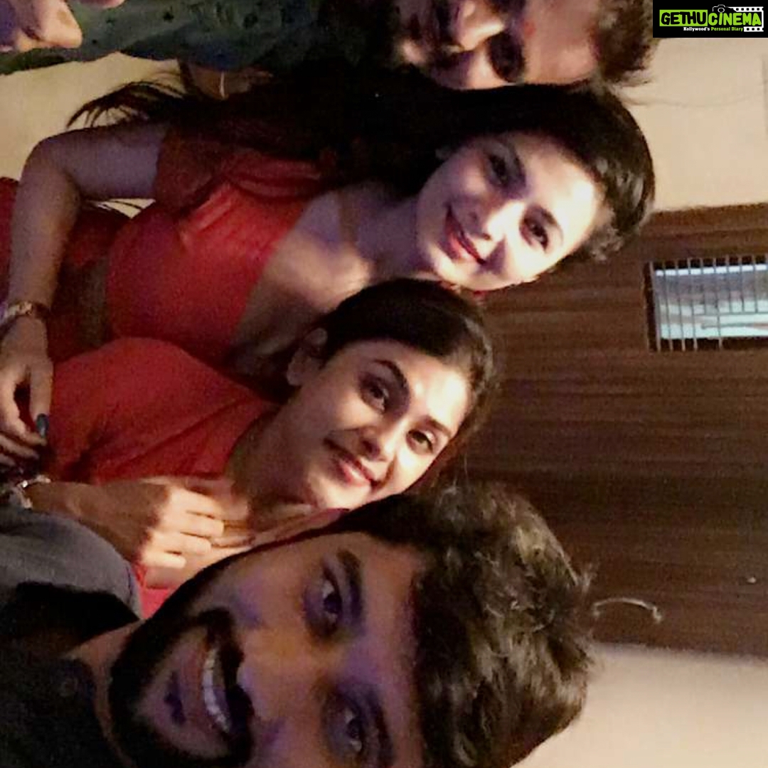 Naira Shah Instagram - Ganesh chaturti 2k17!! Wid my close n loved ones!! Thank you bappa for everything!! #lucky#blessed#sohappy keep blessing like this!! #myecofriendly gannuji!! #love