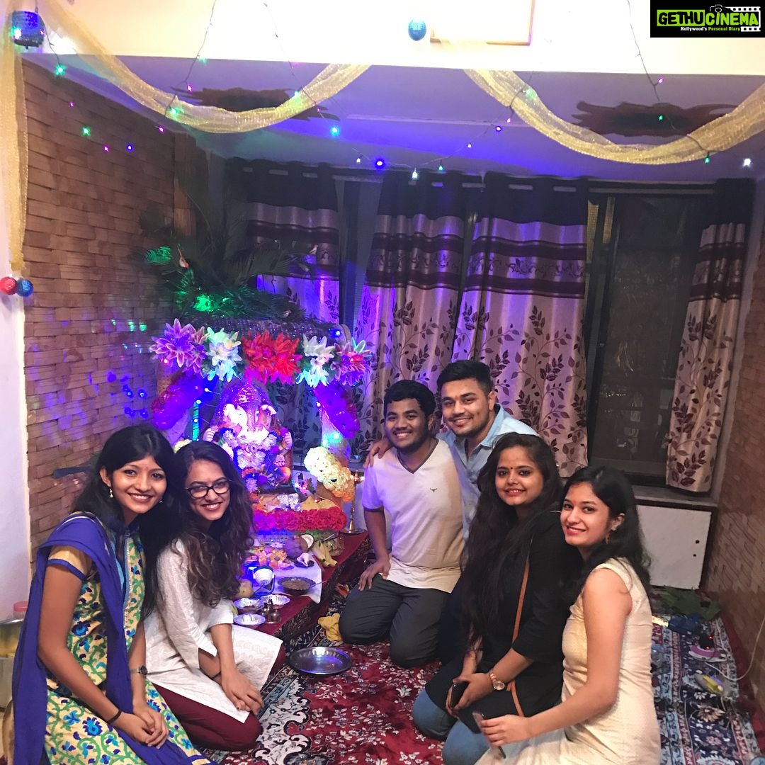 Naira Shah Instagram - Ganesh chaturti 2k17!! Wid my close n loved ones!! Thank you bappa for everything!! #lucky#blessed#sohappy keep blessing like this!! #myecofriendly gannuji!! #love